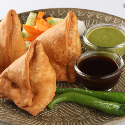 सामोसे की कहानी: इतिहास, स्वाद और भारत में उसका सफरनामा